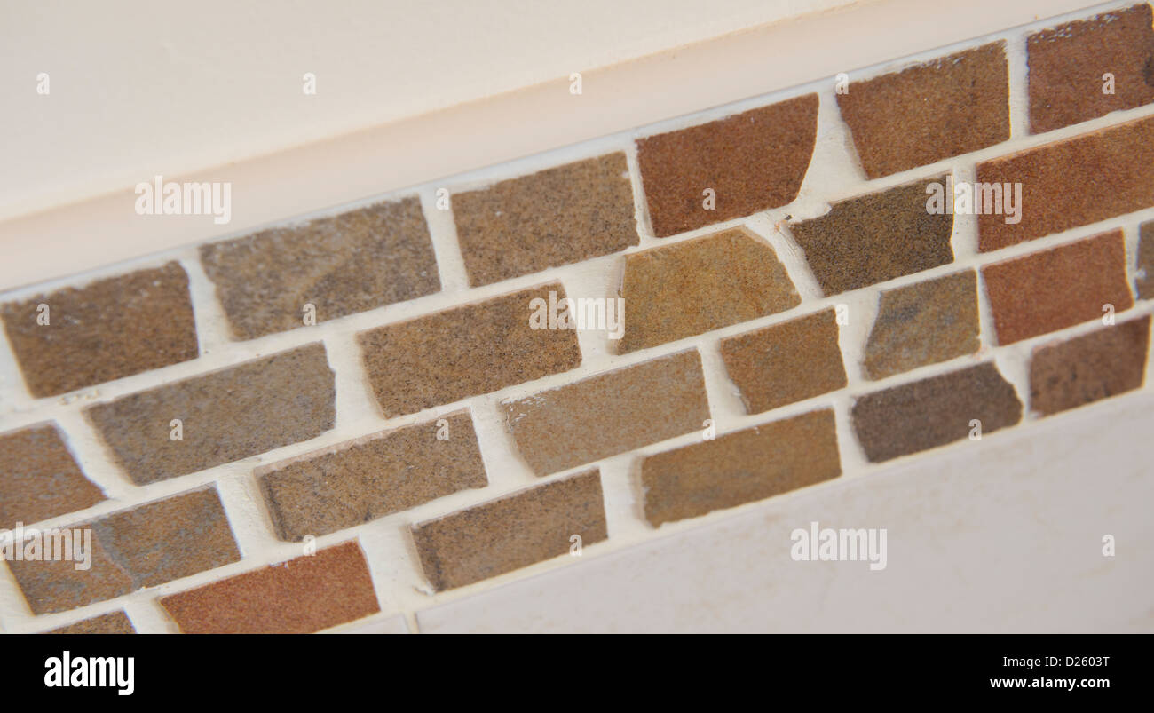 Cerca de azulejos de la pared de un cuarto de baño moderno en un ... Cerca de azulejos de la pared de un cuarto de baño moderno en un ...