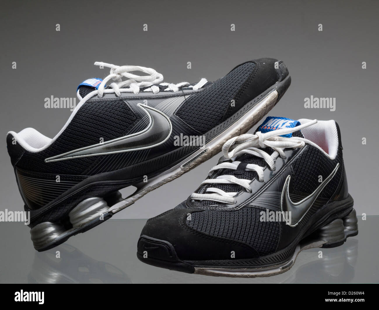 Zapatillas nike negras fotografías e imágenes de alta resolución - Alamy