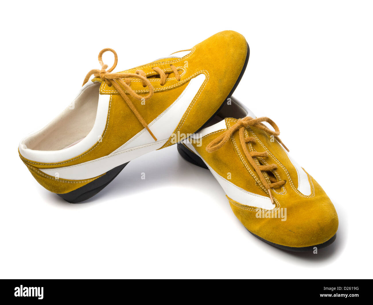 Par de zapatos planos de color amarillo sobre fondo blanco aislado  Fotografía de stock - Alamy