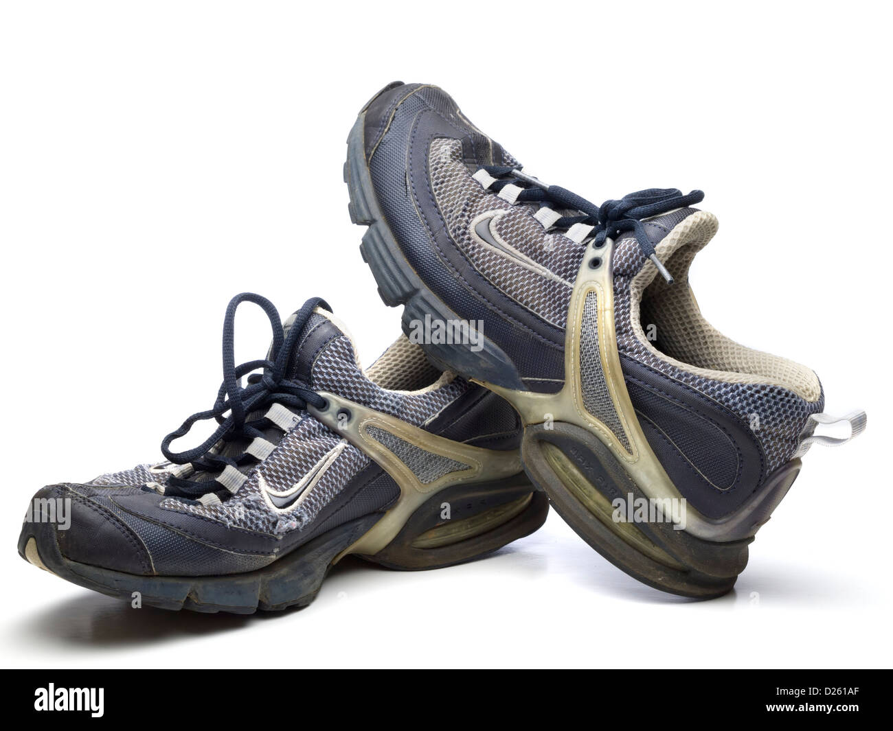 Un par de viejas zapatillas Nike azul aislado sobre fondo blanco Fotografía  de stock - Alamy