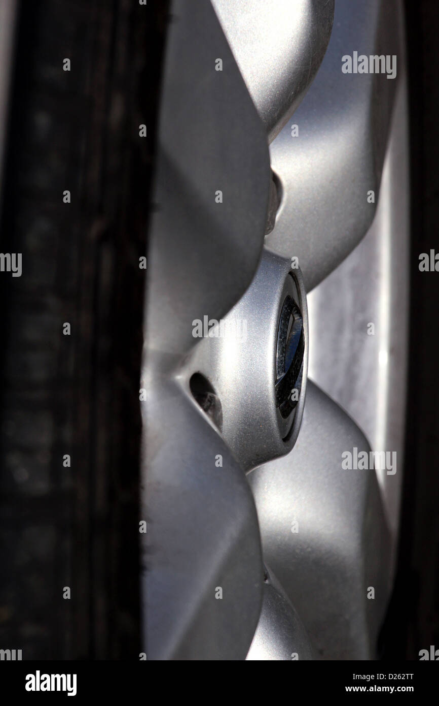 Detalle del neumático de coche y silver disc Foto de stock