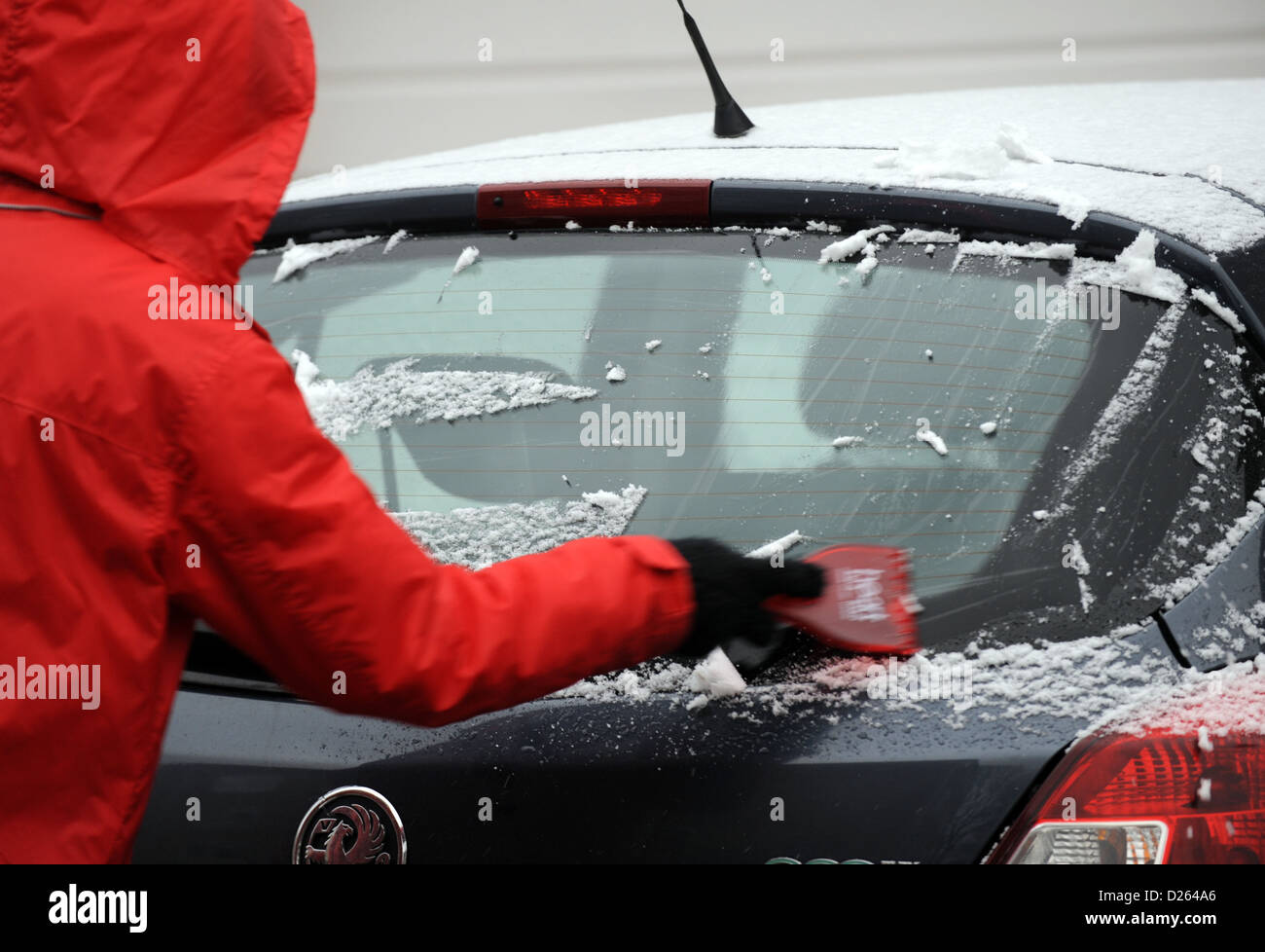 rascador de hielo en el parabrisas de un coche Fotografía de stock - Alamy, rascador  hielo coche 