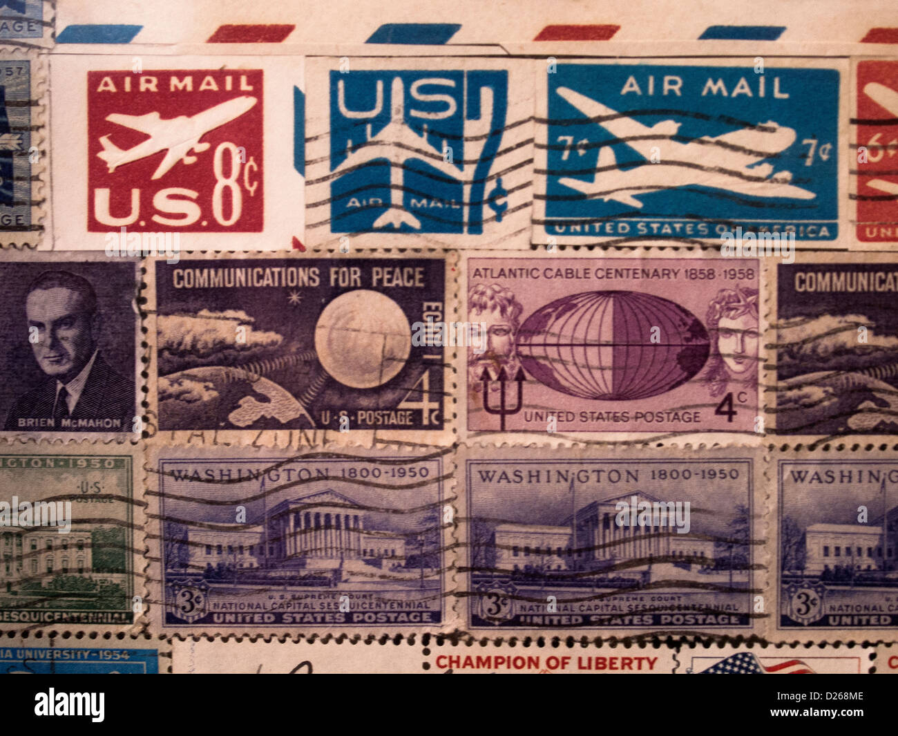 Sellos cancelados desde la década de 1950, muestran hélice y aviones jet en sellos que sólo cuestan unos cuantos centavos. Foto de stock
