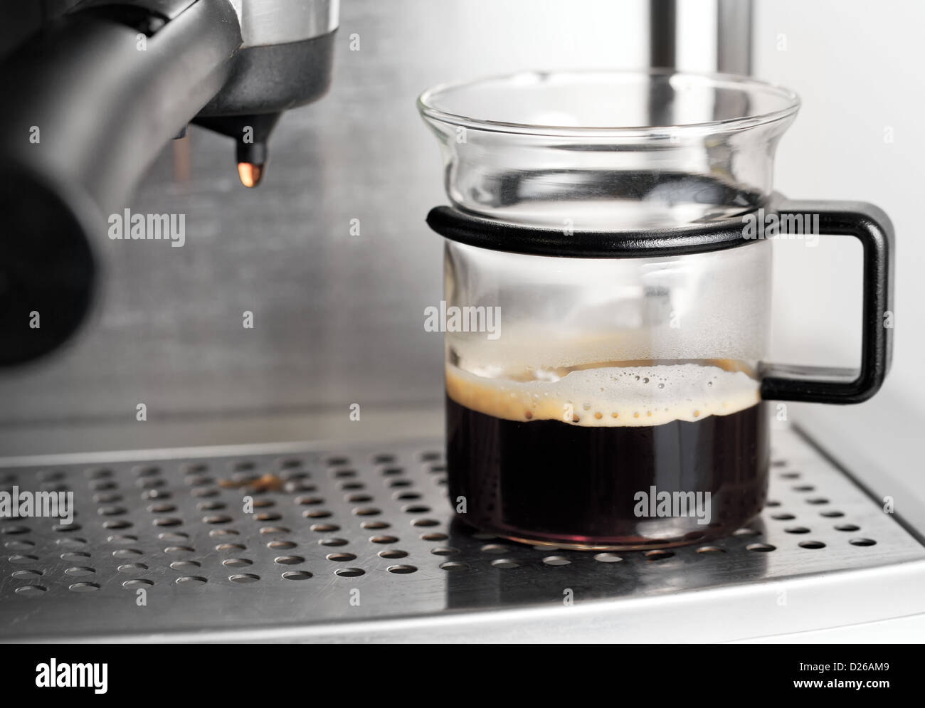 Moderna cafetera de cápsulas con goteo de espresso, taza, vainas y granos  en mesa grunge gris Fotografía de stock - Alamy