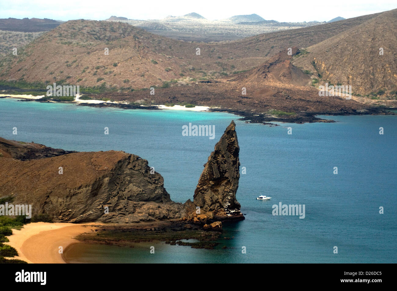 Bartolomé, frente a la isla de Santiago, en las Islas Galápagos, goza de unas vistas magníficas del mar, playa, paisajes, incluso la impresionante roca pináculo Foto de stock