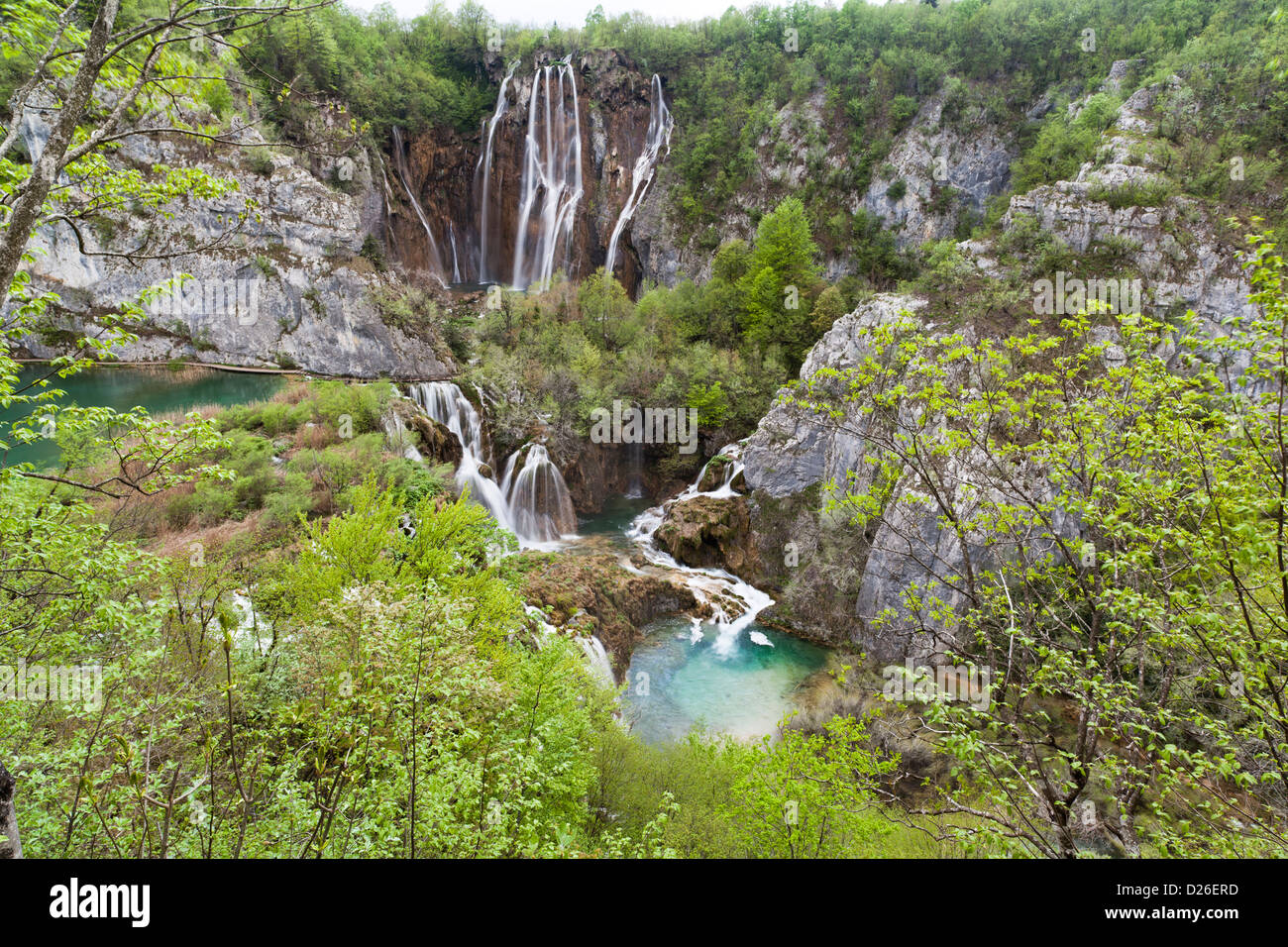 Los lagos de Plitvice en el Parque Nacional de Plitvicka Jezera en Croacia. La gran caída (Veliki slap) en primavera. Europa, el sur de Croacia Foto de stock