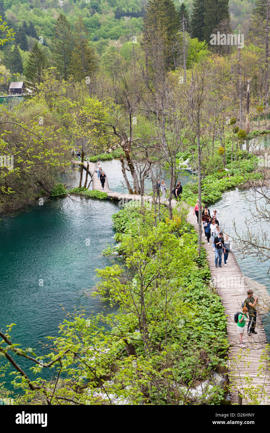 Los lagos de Plitvice en el Parque Nacional de Plitvicka Jezera en Croacia. Visitantes en el tablón trazados. Europa, el sur de Croacia Foto de stock