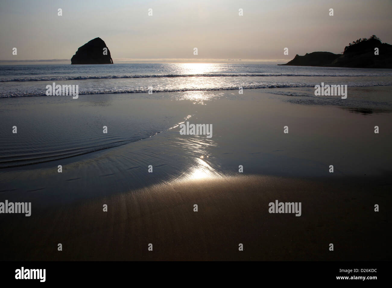 Oregon Coast playa en el atardecer. Foto de stock