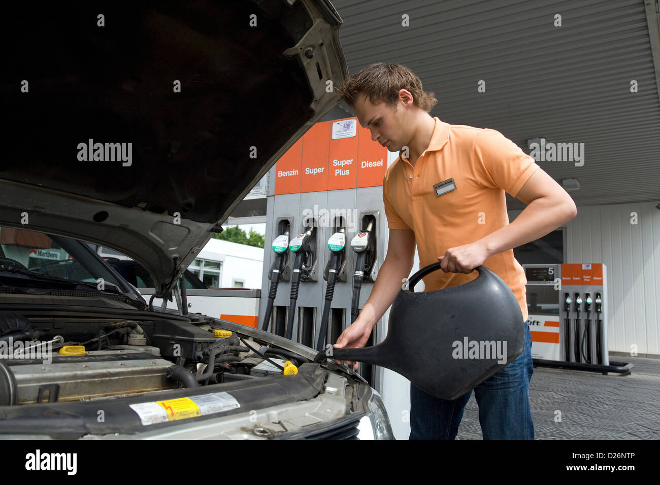 Euskirchen, Alemania, un empleado de una gasolinera después rellena de agua Foto de stock