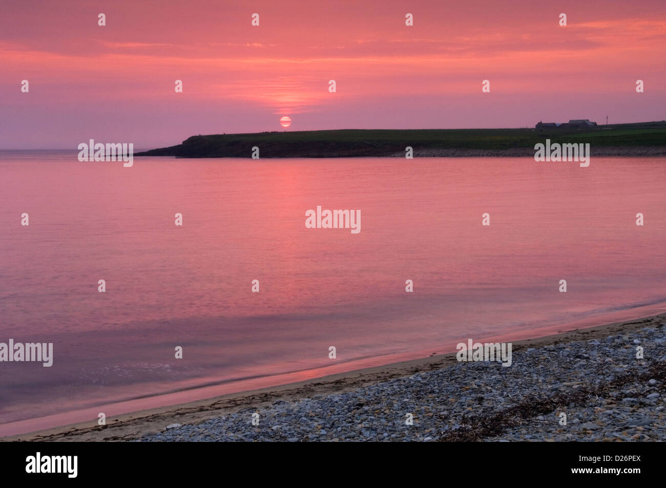 Atardecer en la Bahía de Skaill, Islas Orkney, Escocia. Foto de stock