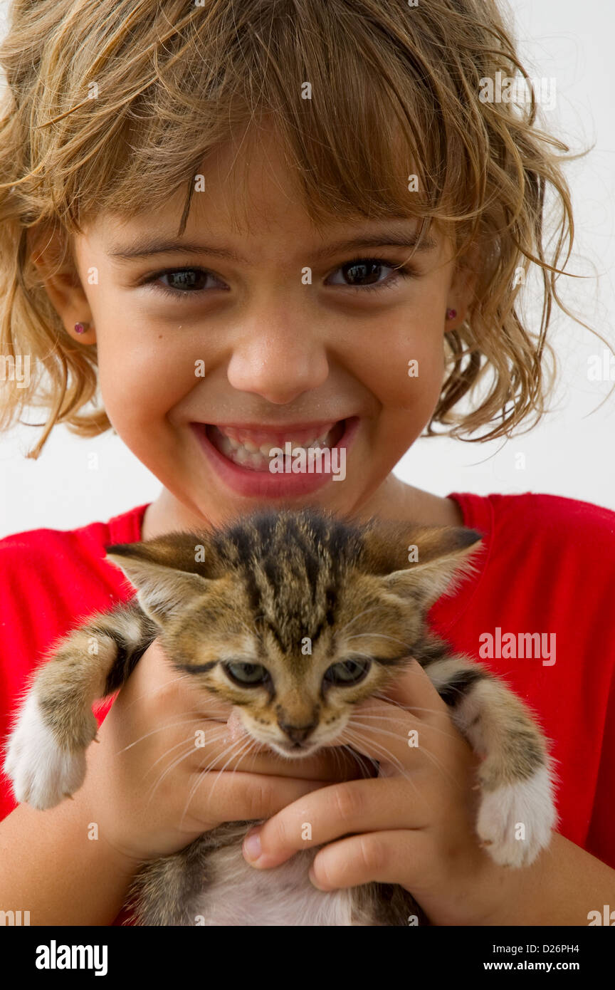 Chica con kitty sonriente foto de estudio Foto de stock