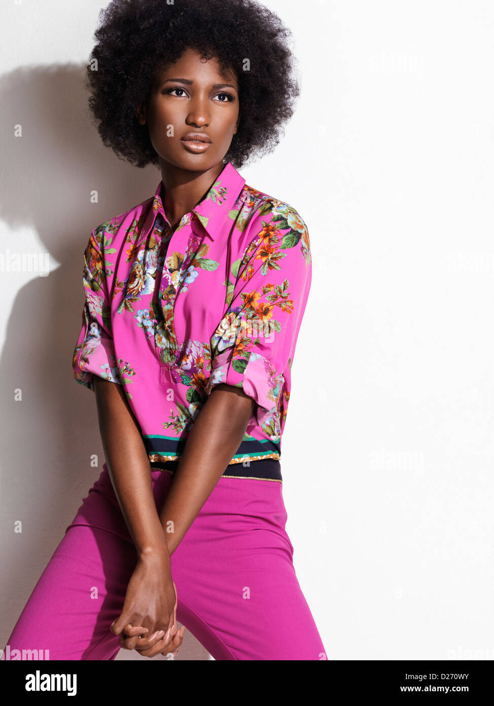 Camisa Rosa Pantalon Negro Fotos e Imágenes de stock - Alamy