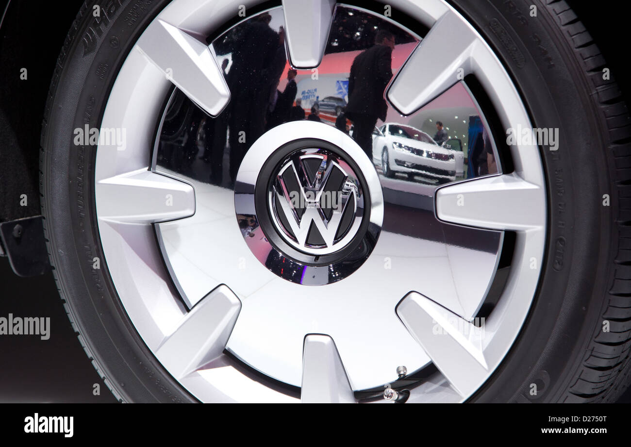 Guía) Un panfleto foto de fecha 14 de enero de 2013 muestra que las llantas  de un Escarabajo Volkswagen en el North American International Auto Show  (NAIAS) en Detroit, EEUU, 14 de