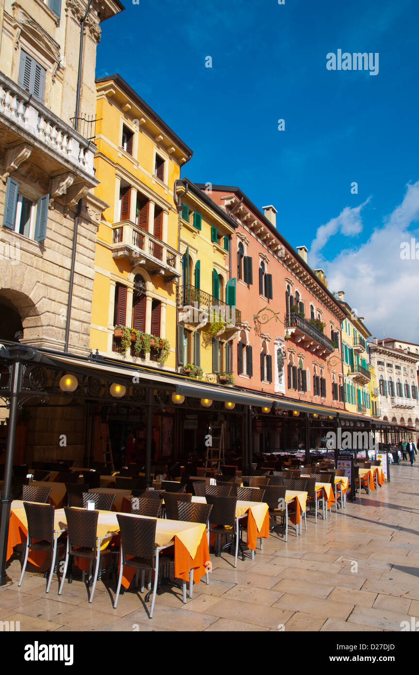 Piazza Bra plaza central de la ciudad de Verona Véneto Italia del norte de Europa Foto de stock