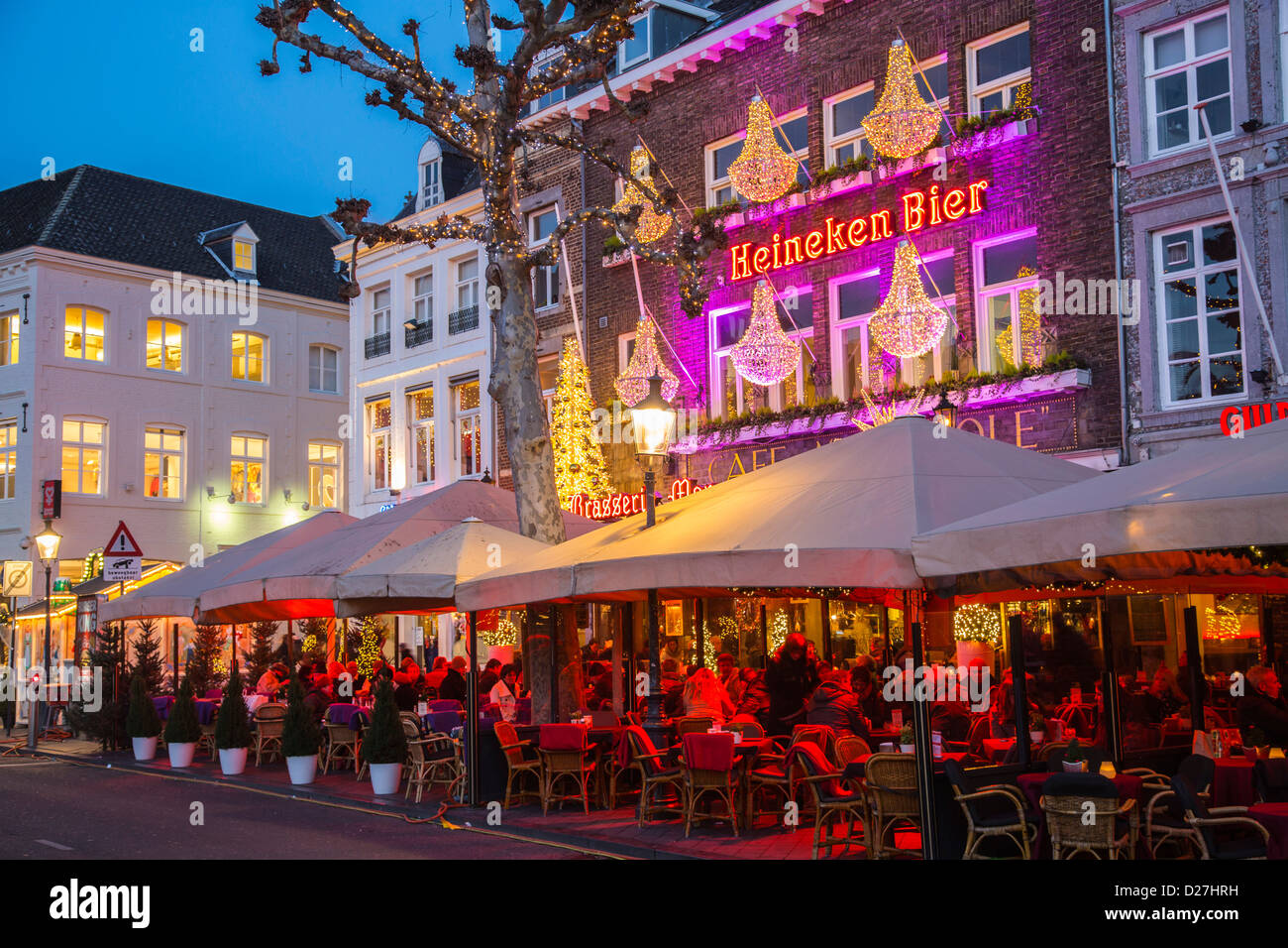 Bares y restaurantes en la plaza Vrijthof, terrazas con calefacción en invierno. Maastricht, Países Bajos, Europa Foto de stock
