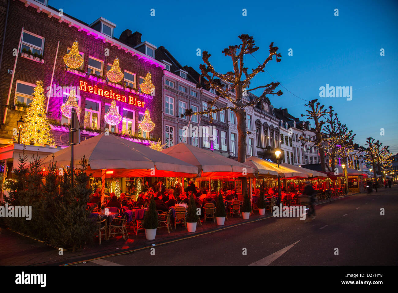 Bares y restaurantes en la plaza Vrijthof, terrazas con calefacción en invierno. Maastricht, Países Bajos, Europa Foto de stock
