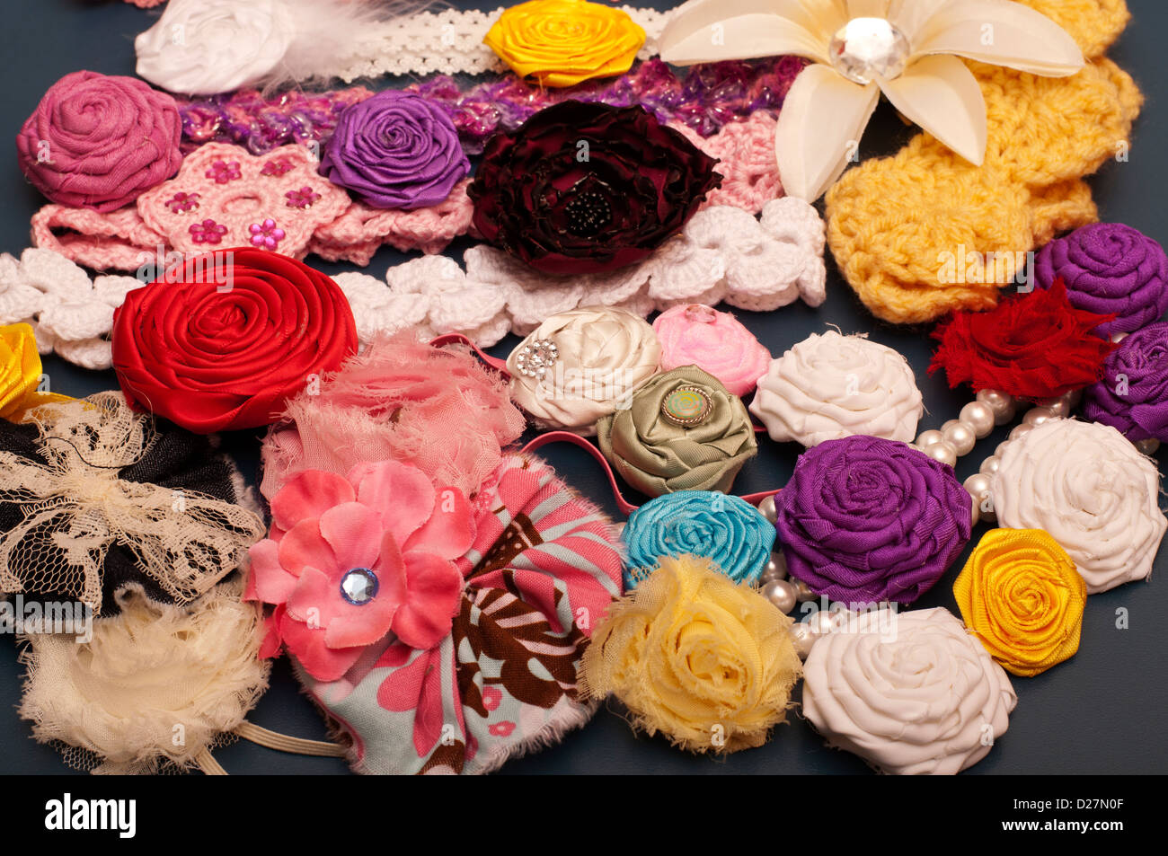 Flores de tejido y cintillos Fotografía de stock - Alamy