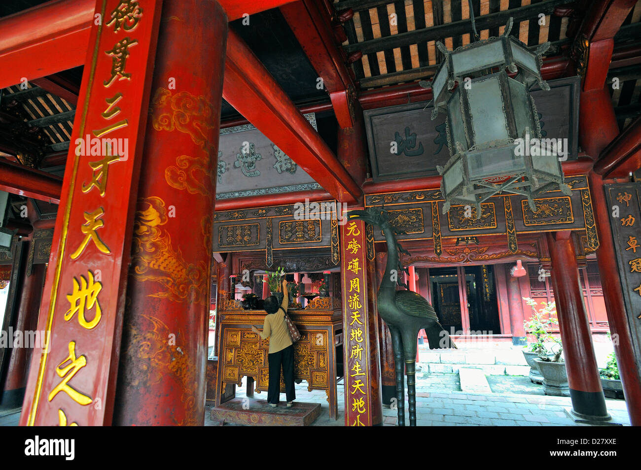 Mujer en un pabellón en el templo de la literatura, un templo de Confucio, Hanoi, Vietnam Foto de stock