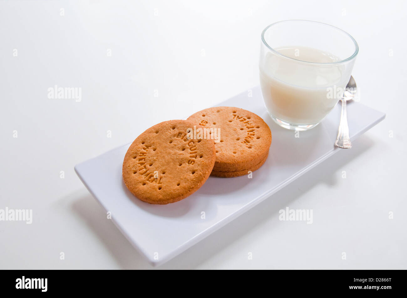 Galletas integrales y un vaso de leche. Foto de stock