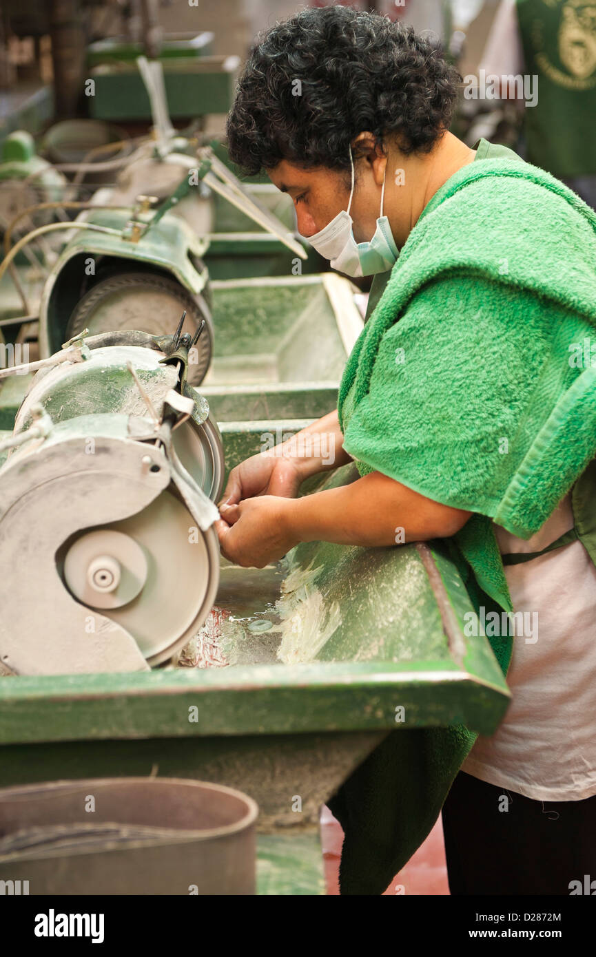 Guatemala, Antigua. Los trabajadores de pulido en la Casa del jade Jade