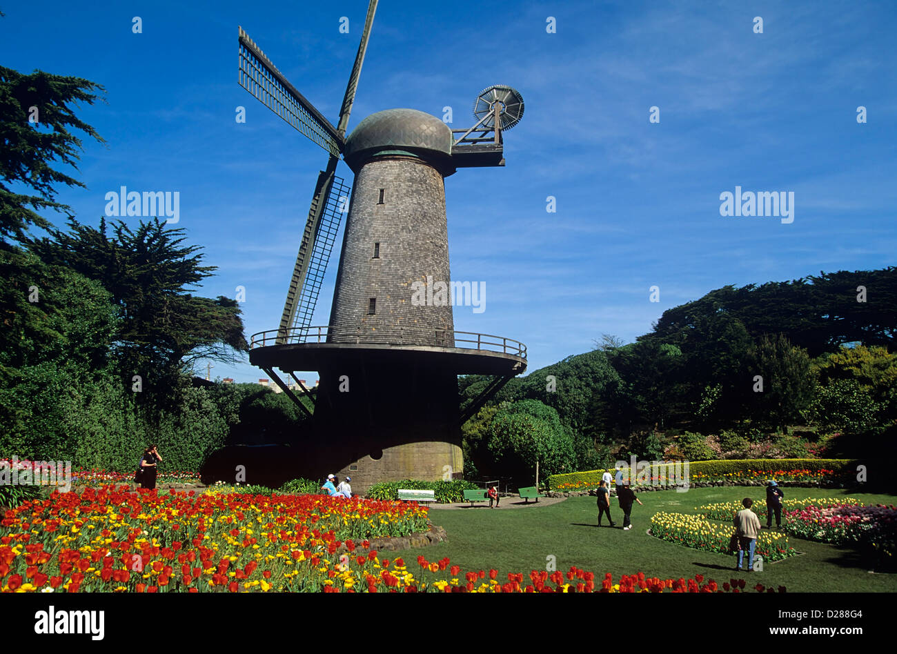 Molino de viento en un jardín fotografías e imágenes de alta resolución -  Alamy