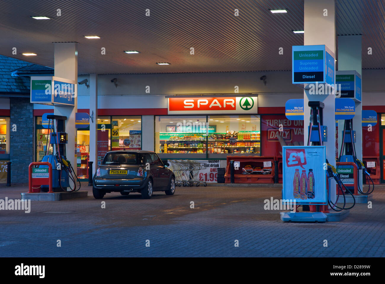 Gasolinera Esso y tienda Spar en Troutbeck, Puente, Cumbria, Inglaterra Foto de stock