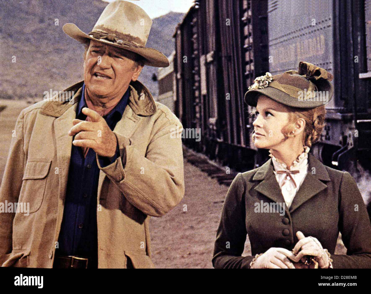 Dreckiges tren de oro Ladrones, John Wayne, Ann-Margret Die Witwe Sra. Lowe (Ann-Margret) bittet Lane (John Wayne), ihr gegen Foto de stock