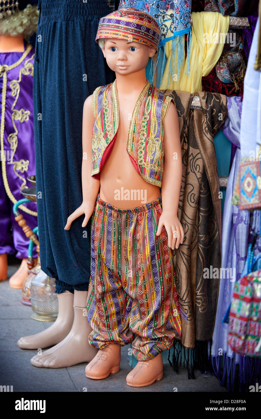 Estambul, Turquía - Maniquí en traje tradicional turco ropa en Gran Bazar  Kapali Carsi Sultanahmed Kapalicarsi Mercado Fotografía de stock - Alamy