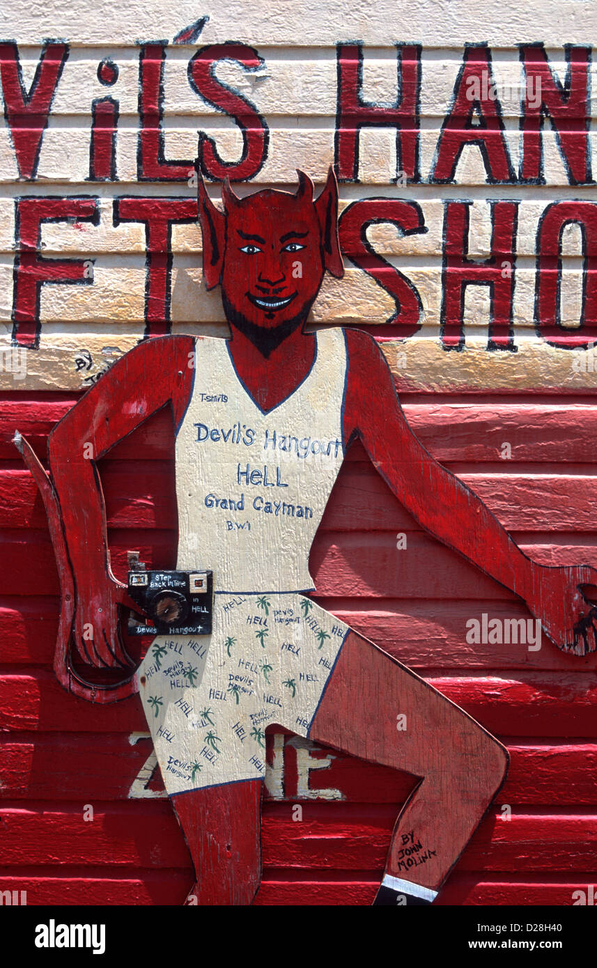 Devil's Hangout Gift shop cerca de un lote de roca dentada que da la pequeña aldea del infierno su nombre, Gran Caimán, BWI Foto de stock