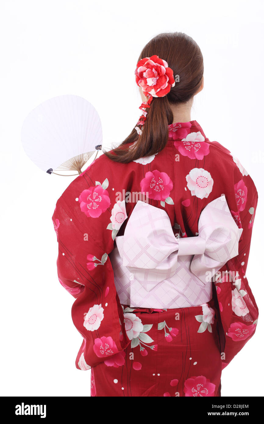 Vista trasera de la joven mujer asiática en kimono con abanico chino  Fotografía de stock - Alamy