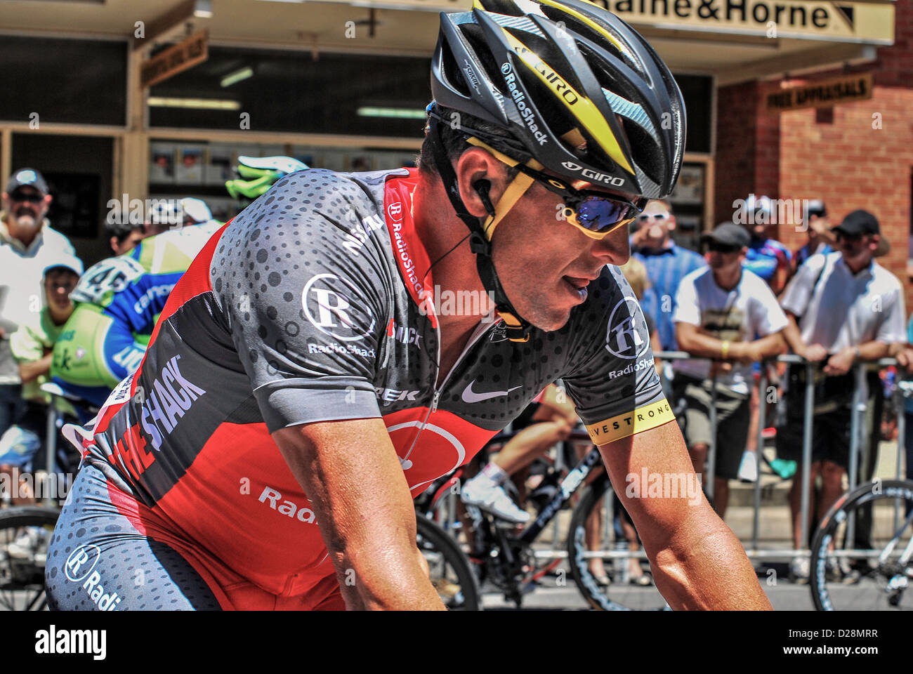 salami Ambigüedad techo Lance Armstrong en su uniforme, equipo de ciclismo completa compitiendo en  Australia el Tour Down Under Fotografía de stock - Alamy