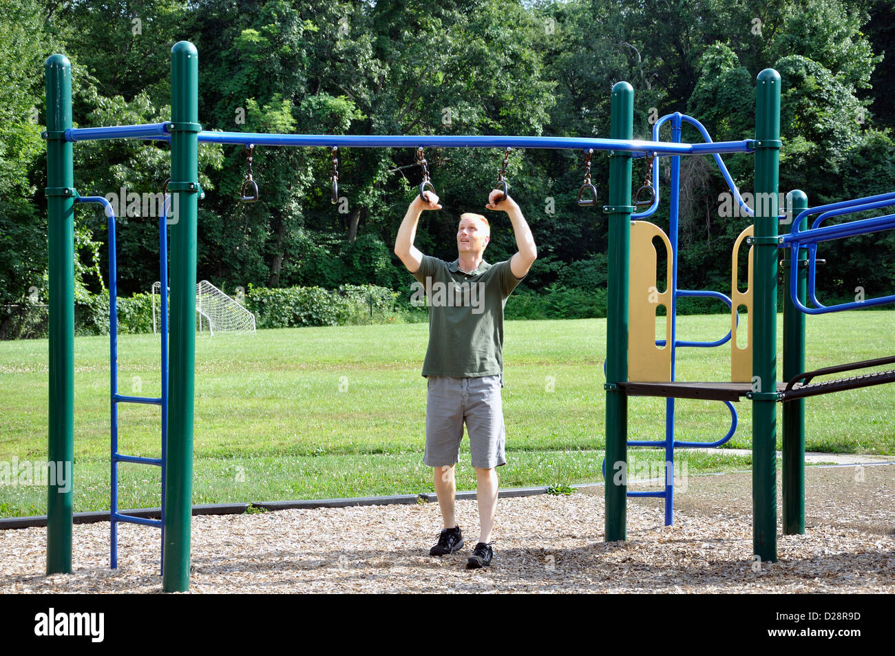 Hombre adulto jugando en el patio de recreo para niños Fotografía de stock Alamy