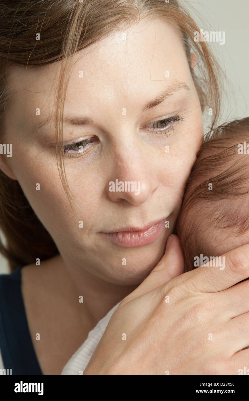 Madre sosteniendo el bebé. Foto de stock