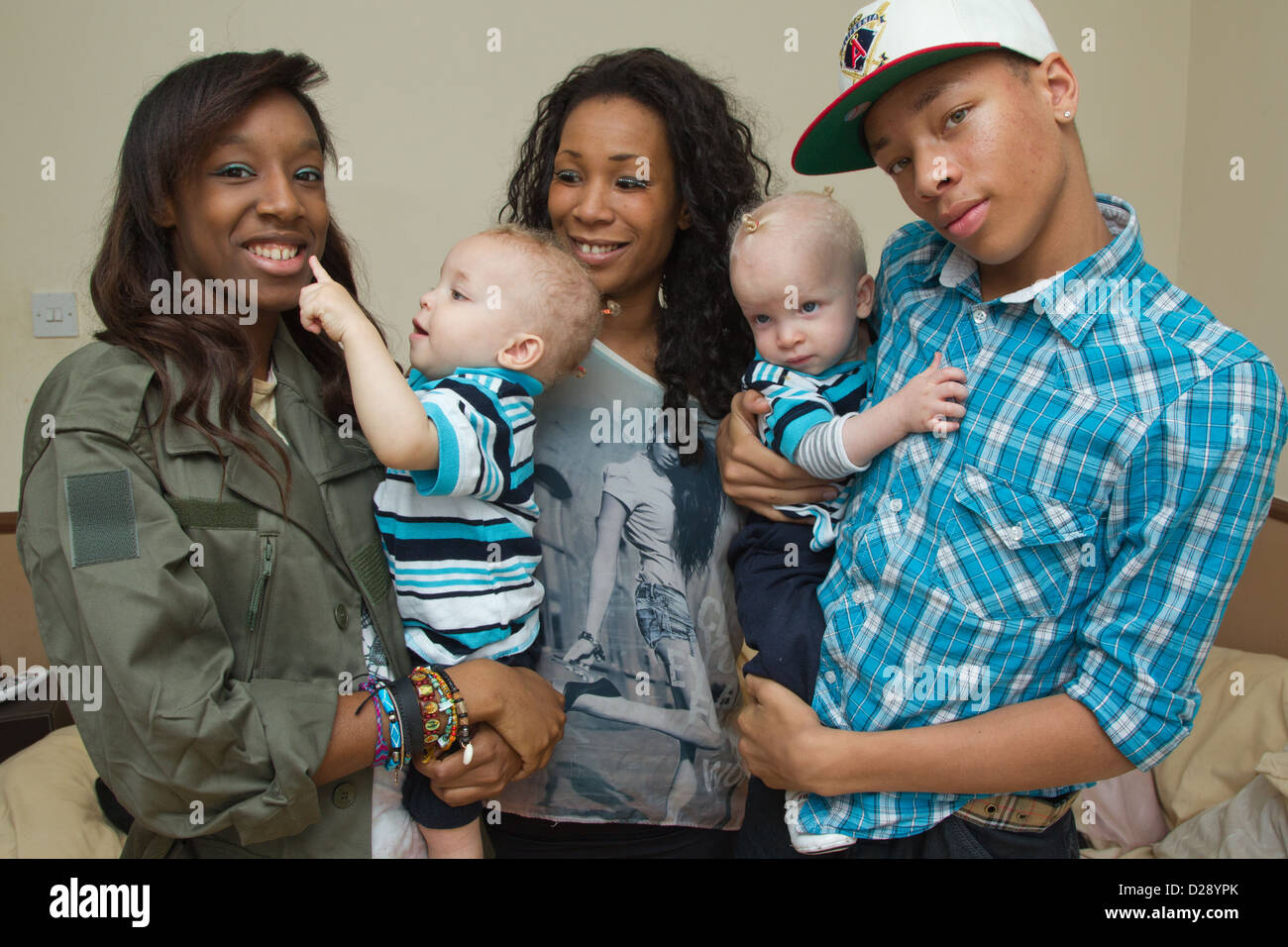 Madre e hijos adolescentes y jóvenes gemelos Foto de stock