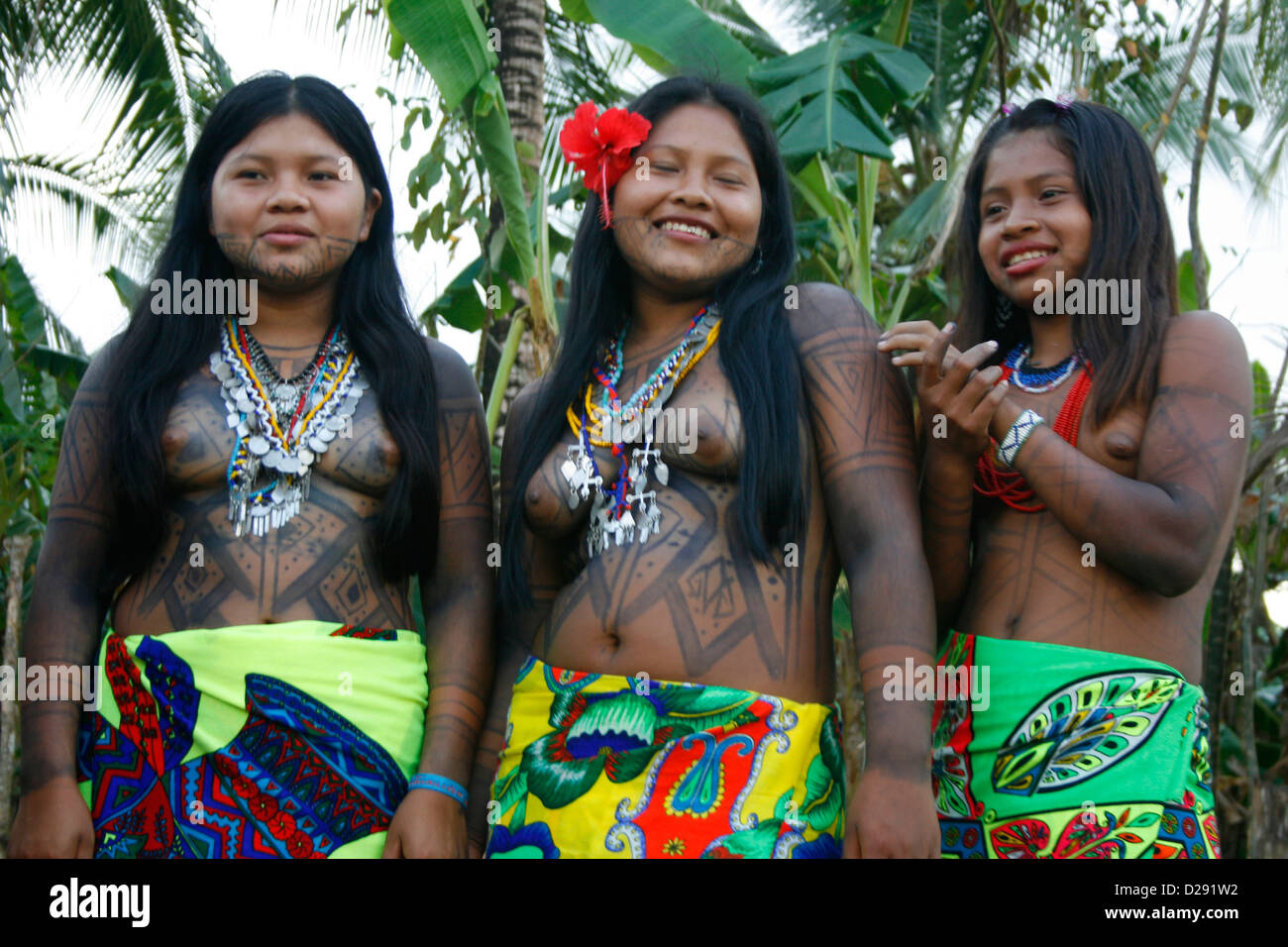 Panamá, Embira niñas indígenas en el Darién Foto de stock
