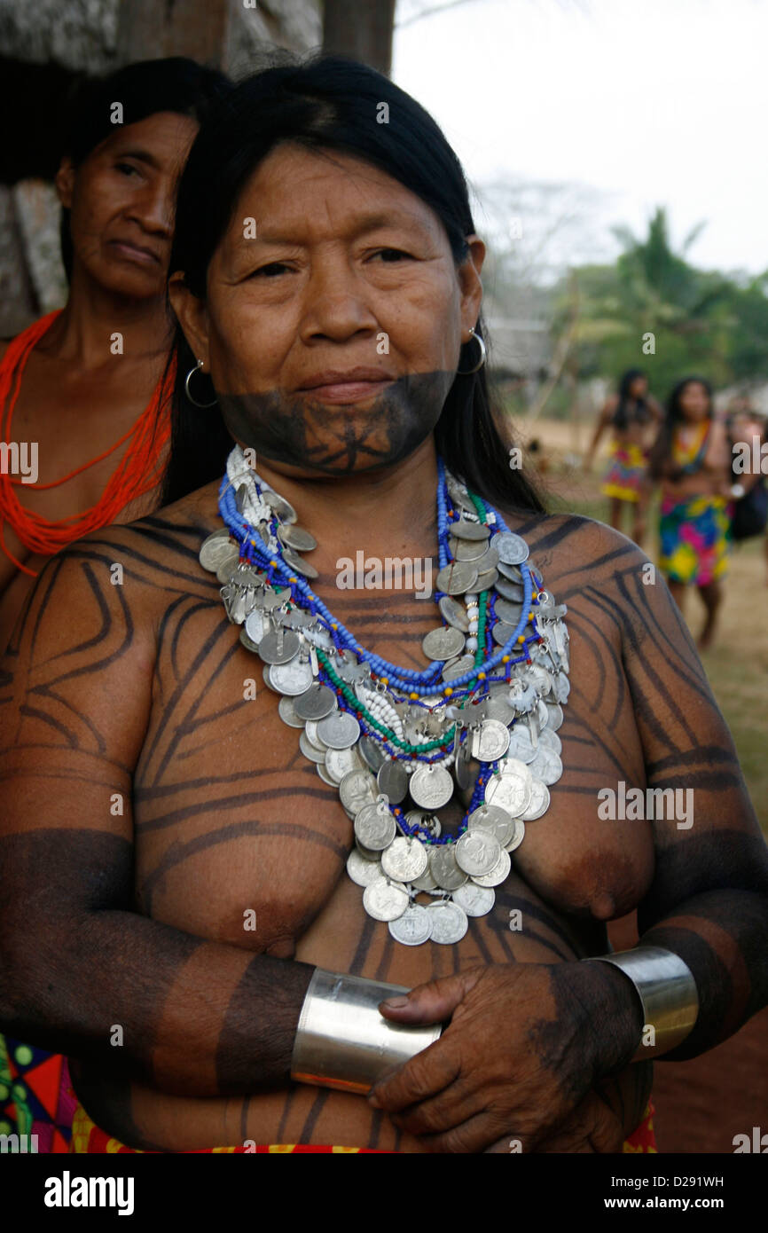 Panamá, mujer indígena Embera Foto de stock