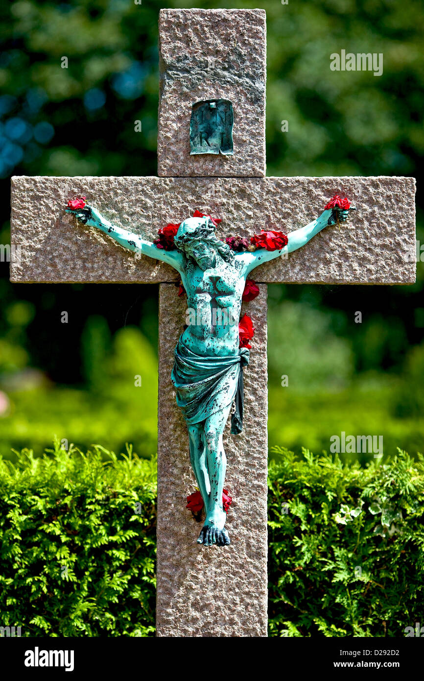 La crucifixión de Jesús en el jardín Foto de stock