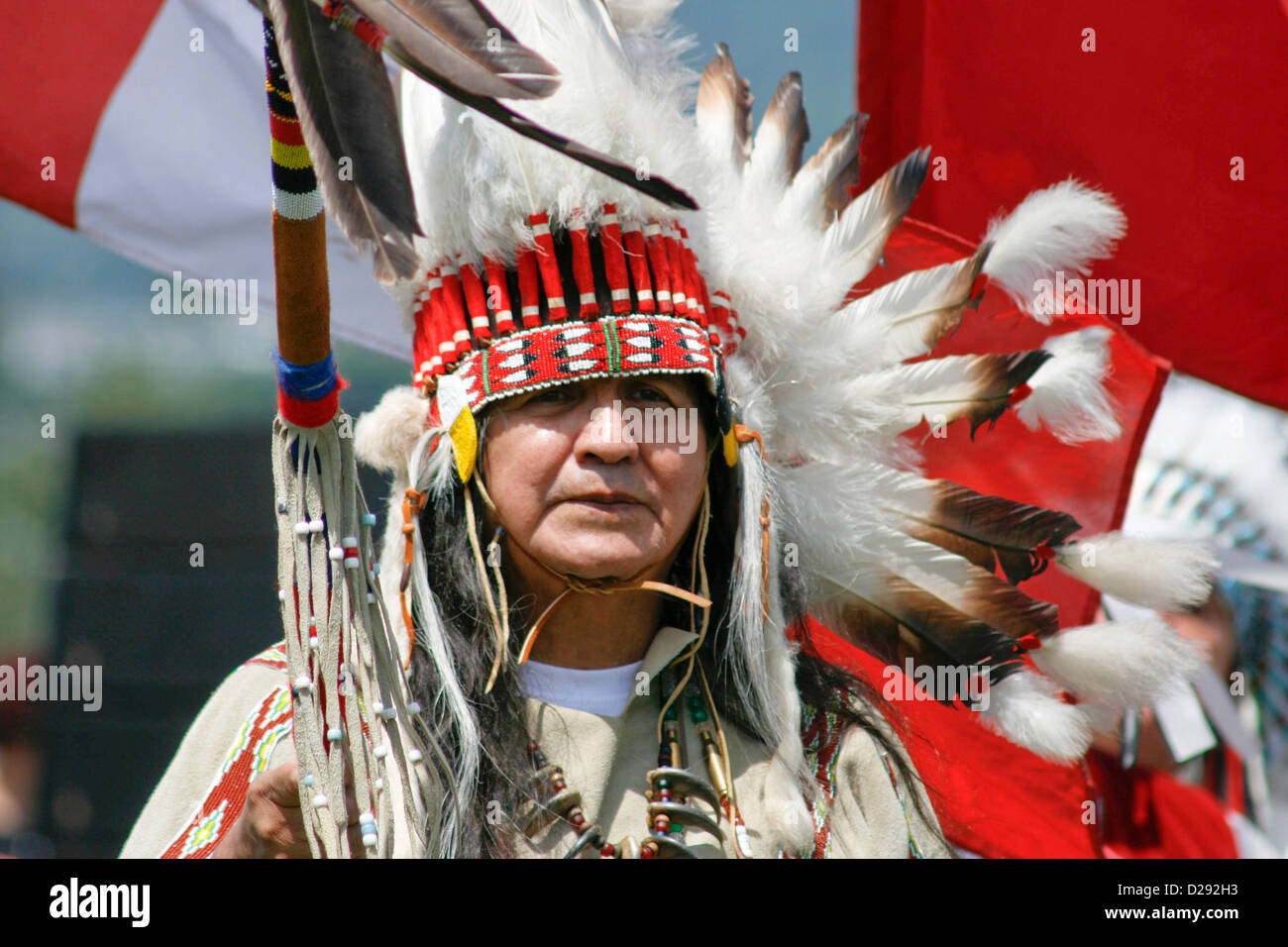 Squamish Jefe de las Primeras Naciones en las ceremonias de apertura del Pow-Wow en West Vancouver, B.C., Canadá Foto de stock