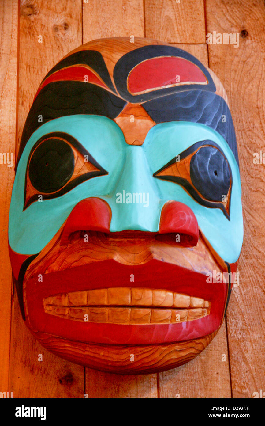 Máscara de cedro pintada en Xa:Ytem Longhouse Interpretive Center, misión, B.C., Canadá Foto de stock