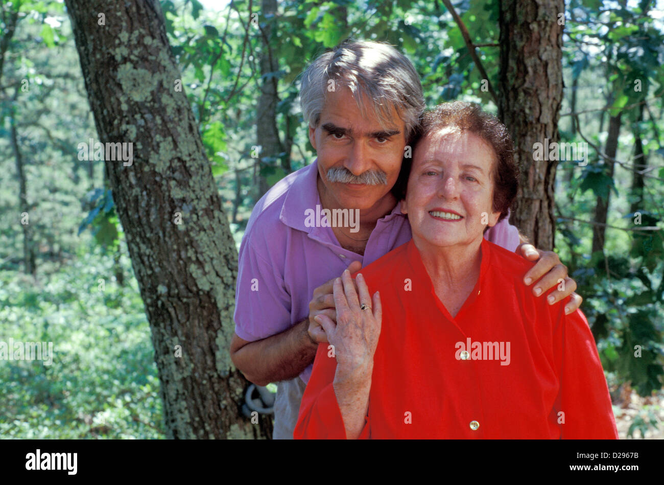 Madre, en su 70S y a su hijo en su 50S Foto de stock