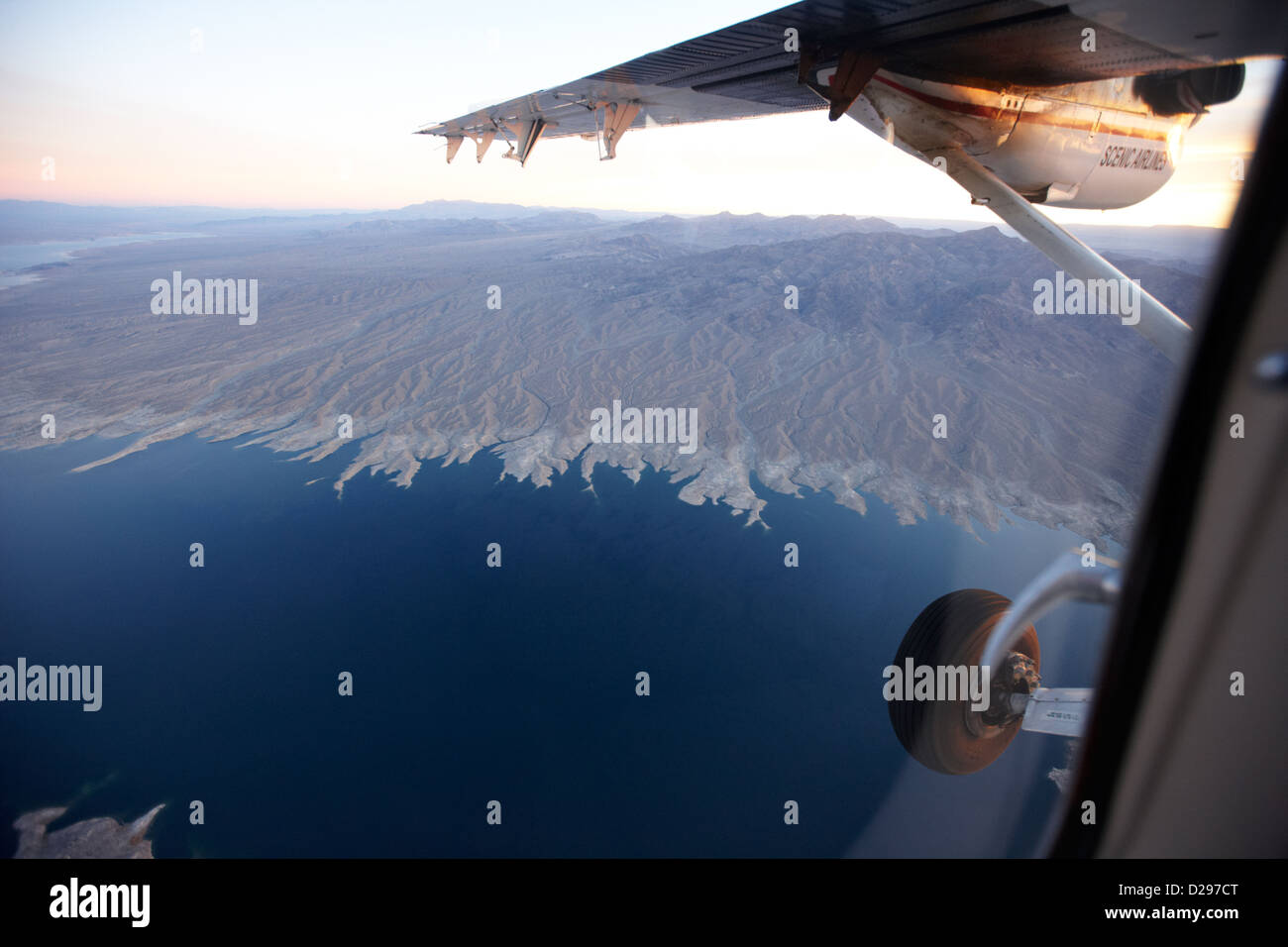 En avioneta volando sobre el lago Mead y el sur de Nevada, EE.UU. Foto de stock