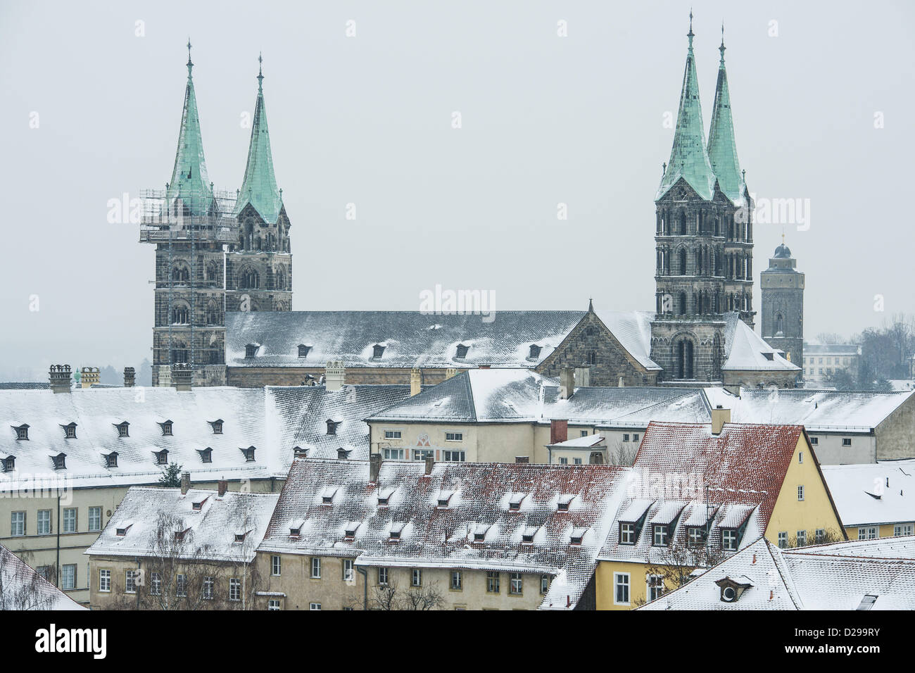 Una fina capa de nieve cubre la Catedral de Bamberg, Alemania, 17 de enero de 2013. Foto: David EBENER Foto de stock