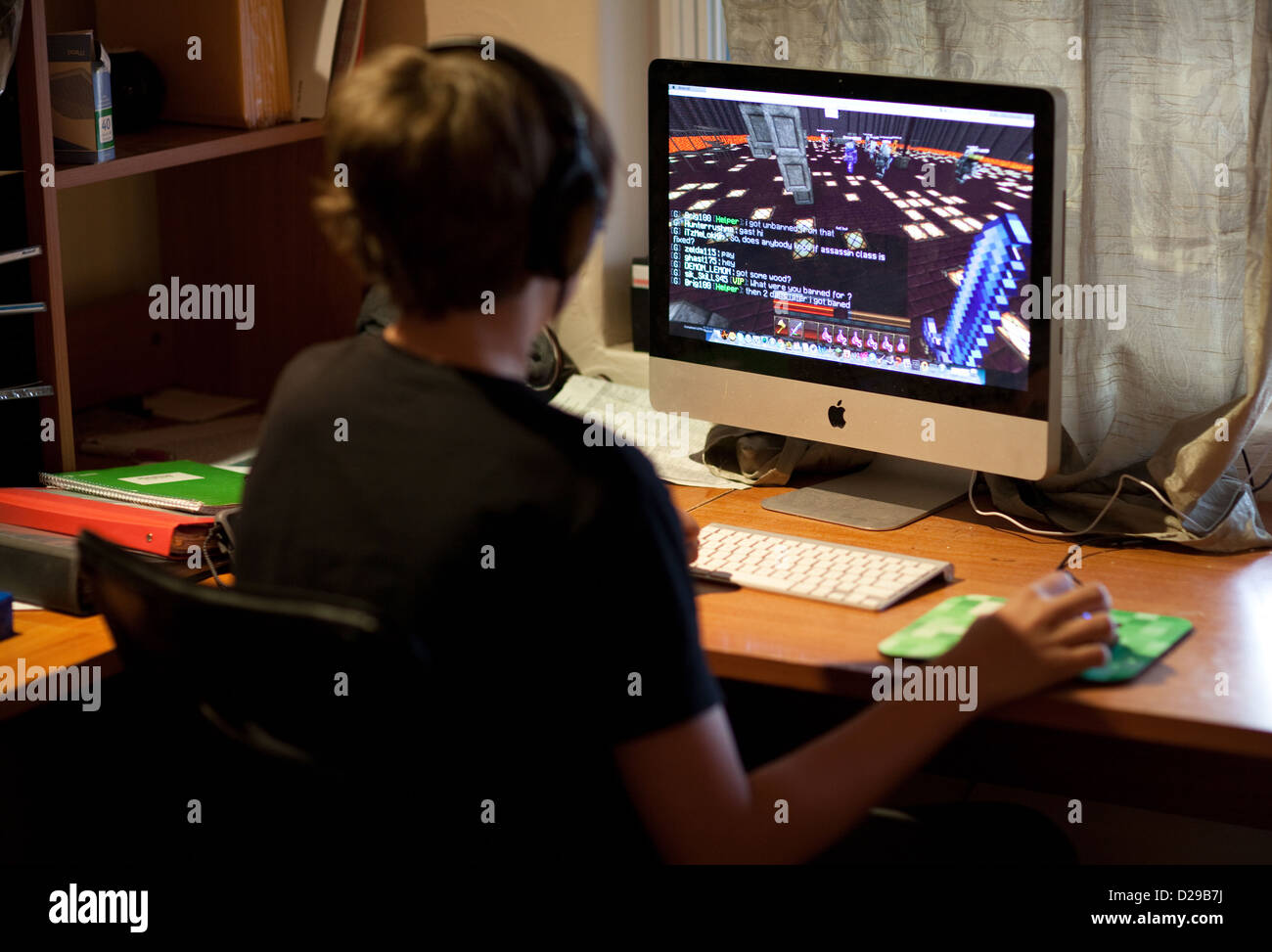 Cerco Rana Sandalias Chico de 13 años jugando el popular Minecraft video juego en casa, con los auriculares puestos Fotografía de stock - Alamy Cerco Rana Sandalias Chico de 13 años jugando el popular Minecraft video juego en casa, con los auriculares puestos Fotografía de stock - Alamy