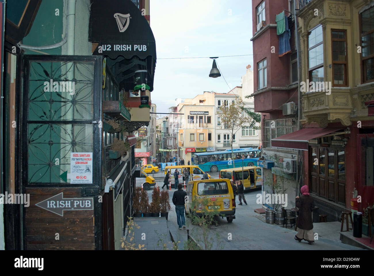 La U2 'temática' pub irlandés que sirve cerveza Guinness en Estambul. Frecuentado por expatriados y locales. Foto de stock