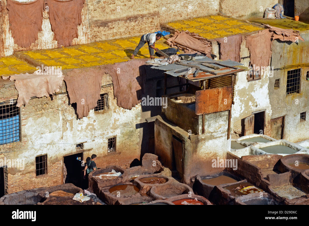 Los hombres que trabajan en las curtidurías, Fez, Marruecos Foto de stock