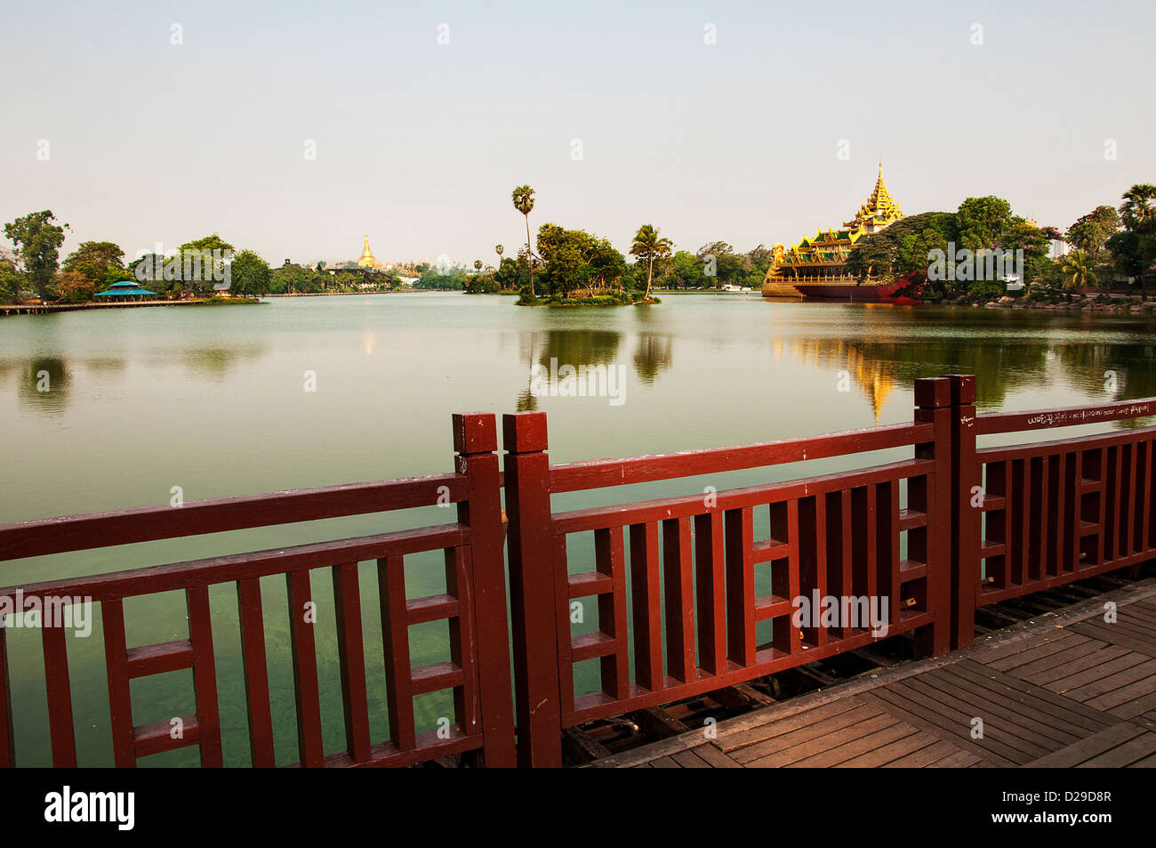 Una hermosa vista de la Pagoda de Shwedagon y la barcaza real en el Lago Real, Yangon Foto de stock