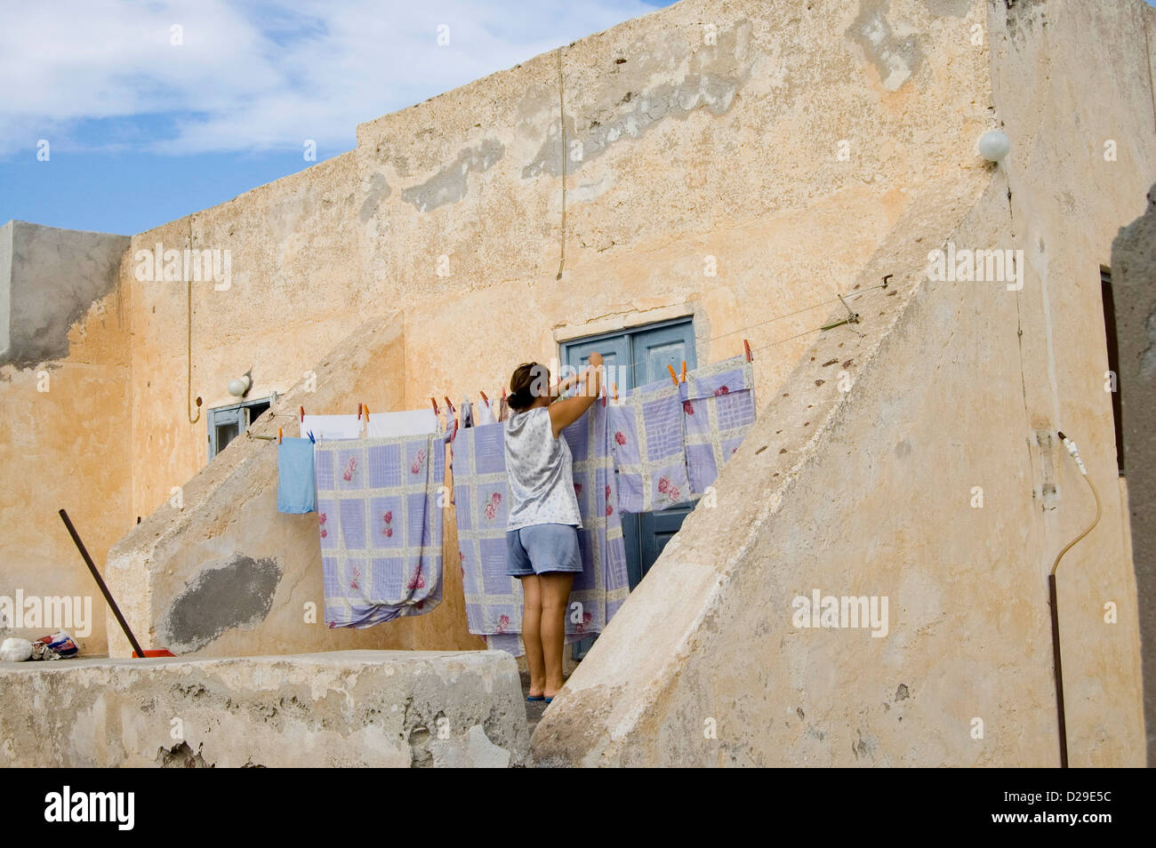 Grecia, Santorini, Ia mujer Lavandería colgantes Foto de stock