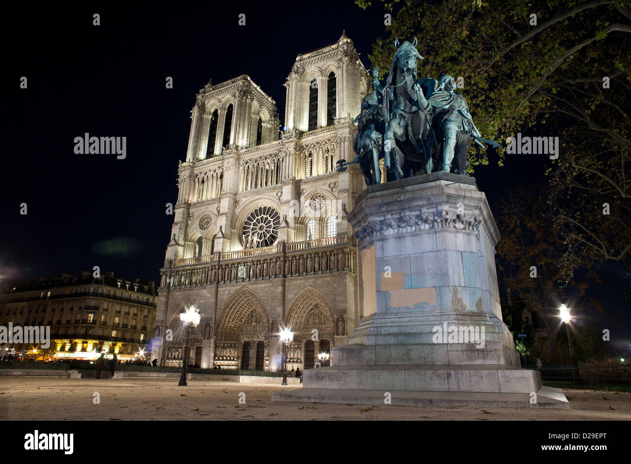 En el barrio latino de París, vistas a la catedral de Notre Dame en la noche Foto de stock