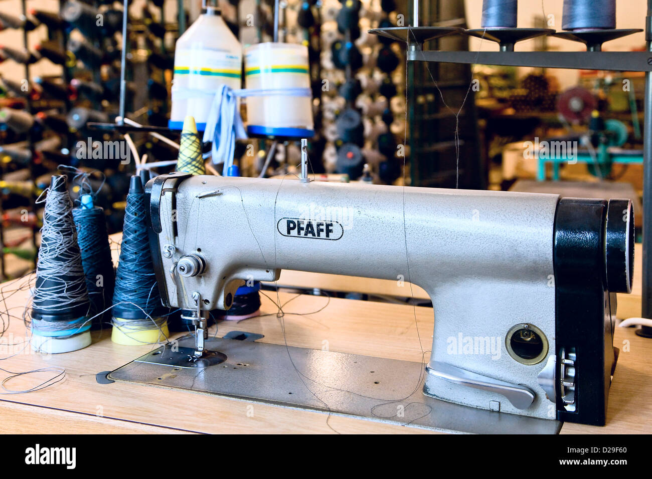 Antigua máquina de coser Pfaff industrial Fotografía de stock - Alamy