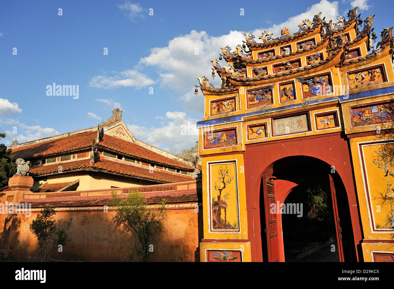 Una de las puertas de la ciudadela real, Hue, Vietnam Foto de stock